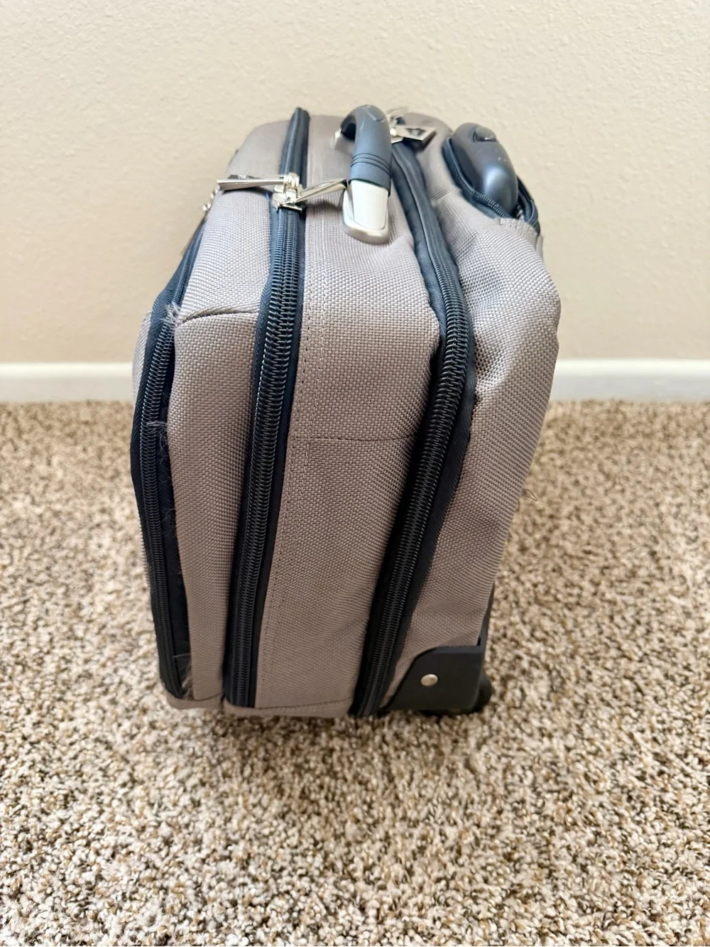 London Fog Rolling Laptop Bag